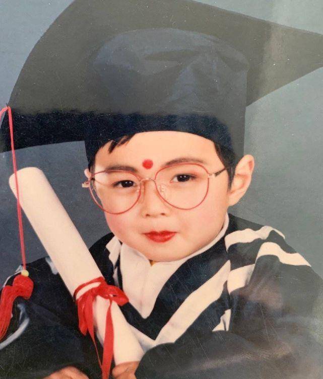 张艺兴初中毕业照曝光,引发考古大浪潮,童年旧照一张比一张可爱_照片