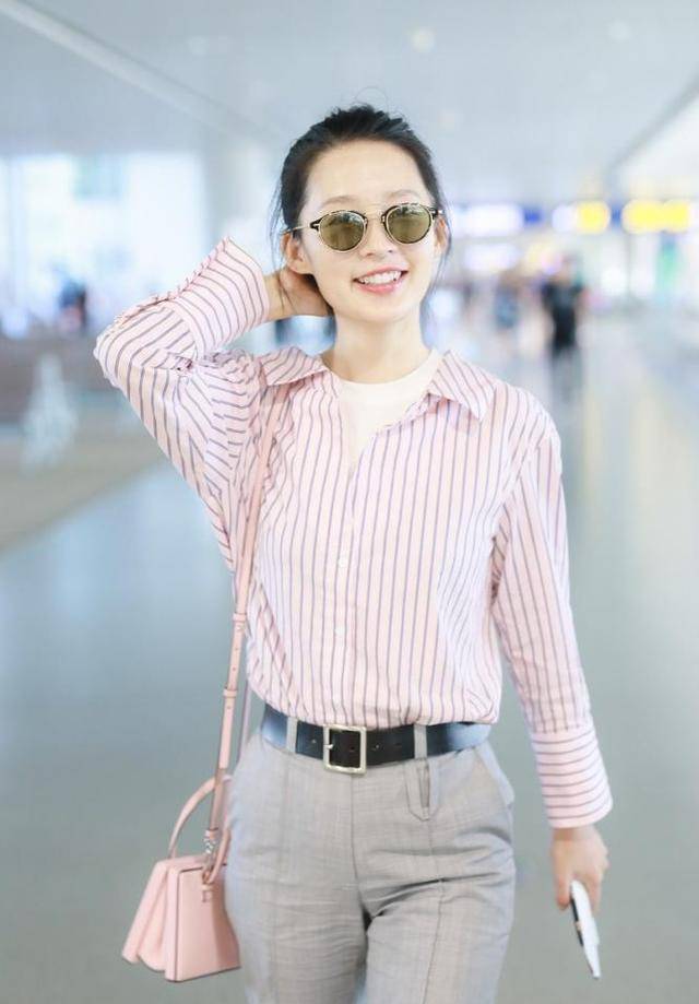 原创李沁粉白套装蜜桃少女风甜美可爱身材前小雏菊抓人眼球