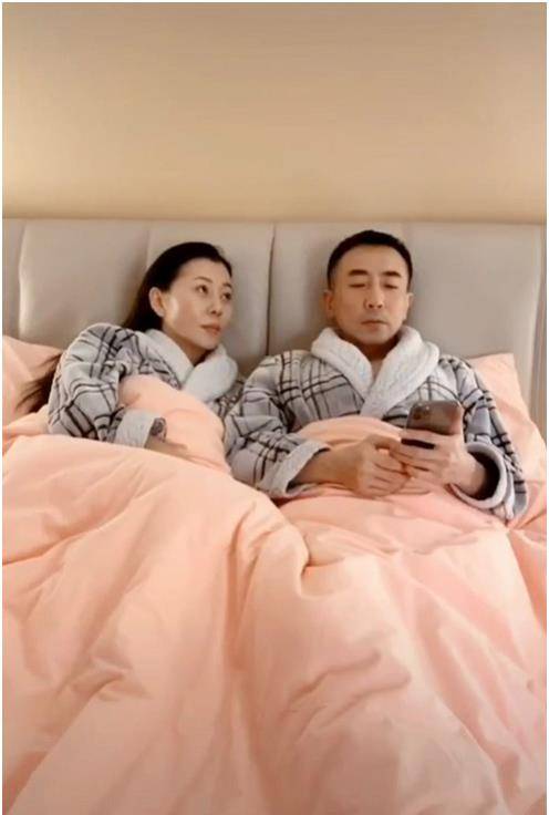 只见张雅萌的老公,并不向张晓龙那般帅气,只能算是一个普通有型的男人