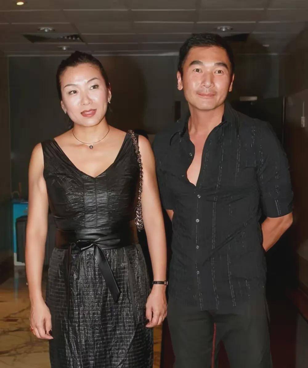 这一拖,孩子都马上快要出生了,方中信还是不提跟莫可欣结婚的事,室换