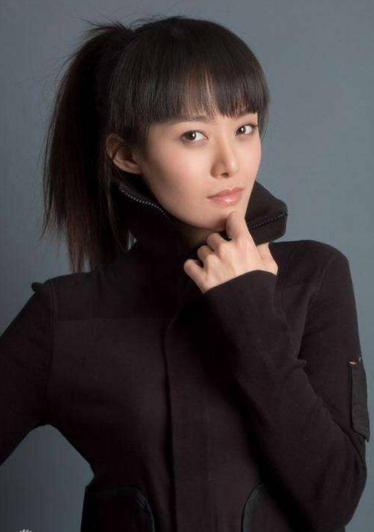 她12岁开始演戏,23岁凭一剧走红,如今退圈10年被遗忘