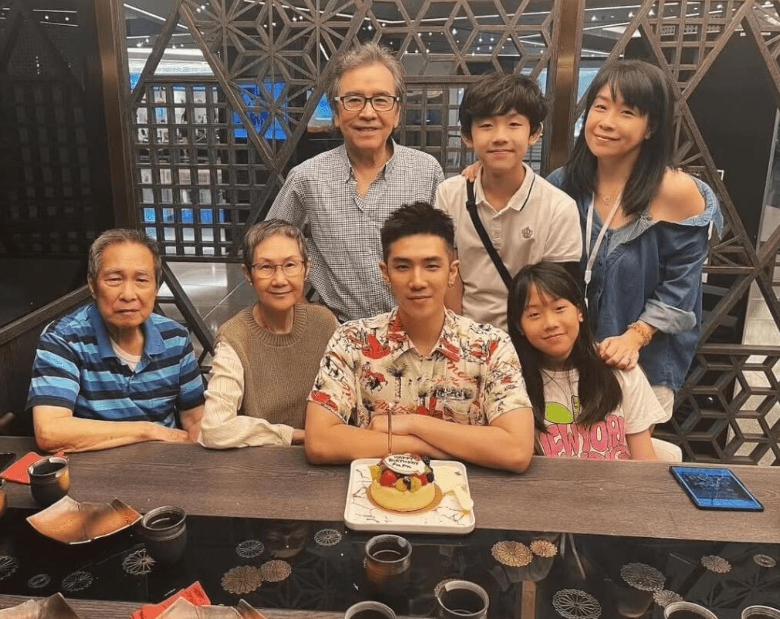 原创姜大卫三代同堂为儿子庆生27岁姜卓文正式出道已签李泽楷公司