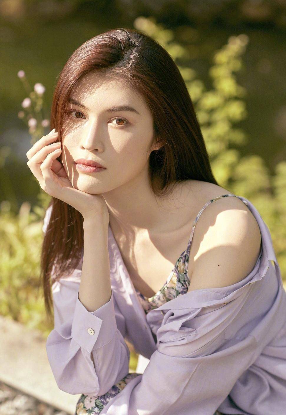 原创何穗果然气质超模穿一件印花吊带连衣裙漂亮大气秒变成小仙女