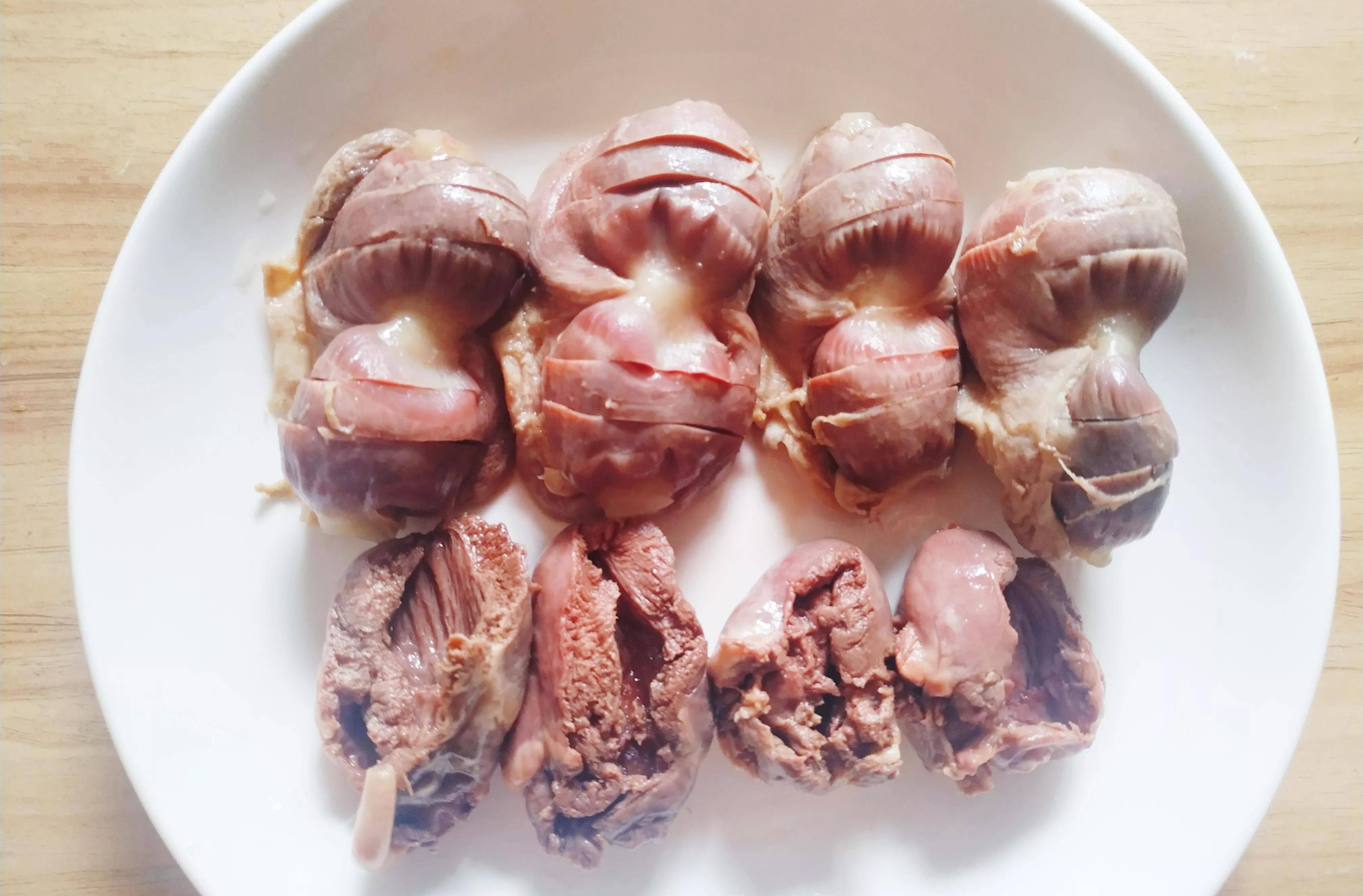 第三步:锅中加水,倒入焯好水的鸭胗鸭心,加入所有的调料(盐不加,过早