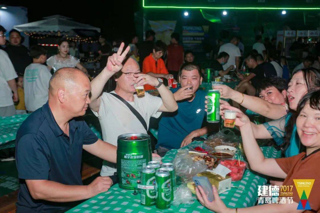 冰爽青啤带你清凉一夏第十届建德7017新安江青岛啤酒节昨晚开启