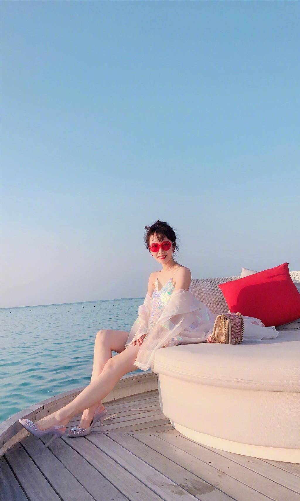 李念穿衣越来越大胆,秀出美腿和玉足高跟,脚和少女的一样美_时尚_皮肤