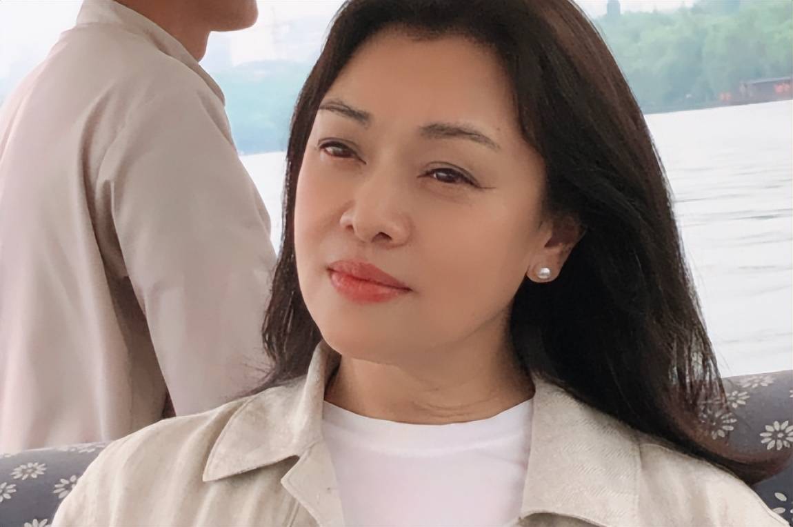 58岁史可与家人聚会,外籍老公胡子泛白,混血儿子高大壮硕颜值高_史珂