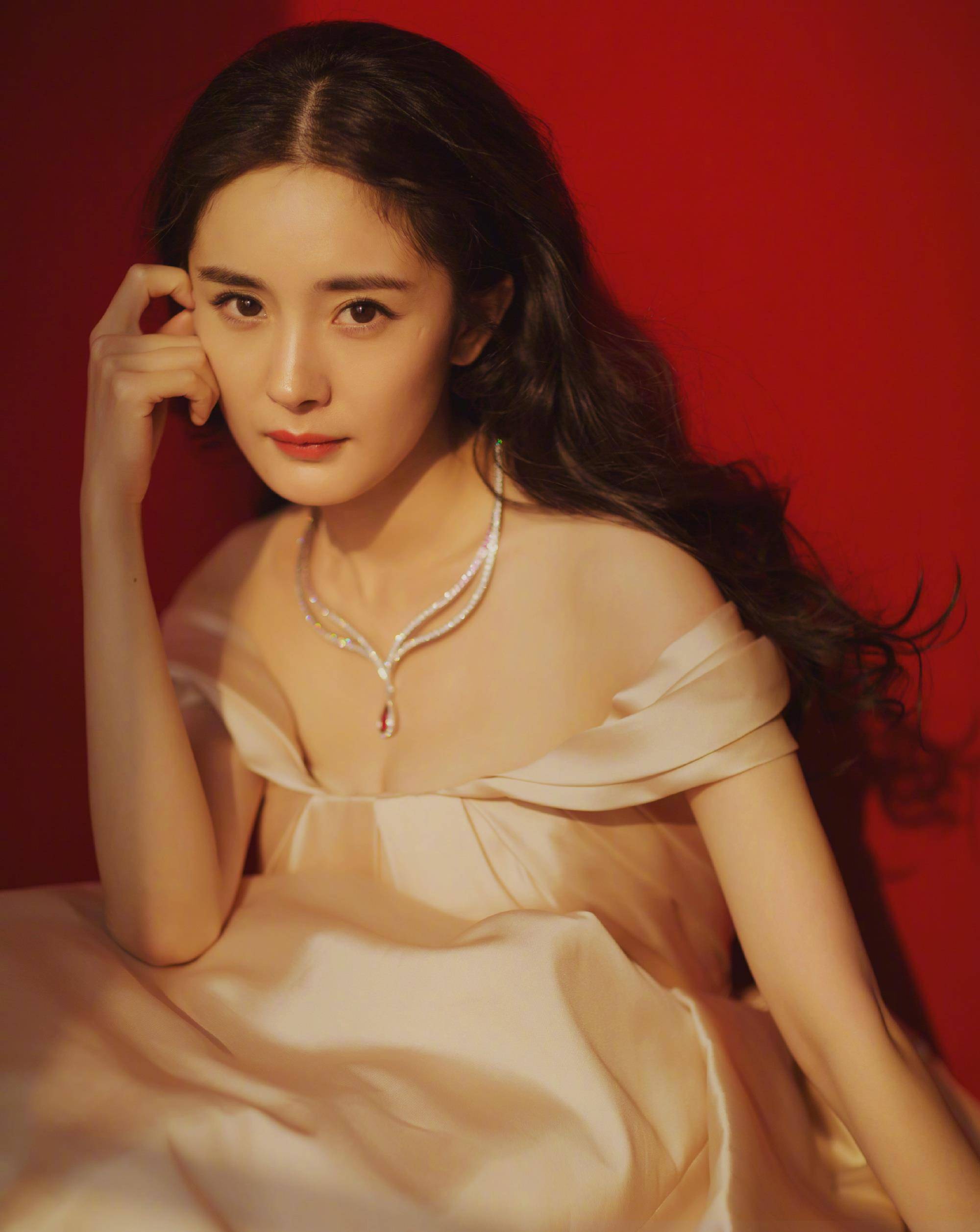 原创女人过了30岁尽量少穿t恤搭短裤学杨幂这样穿时髦显年轻