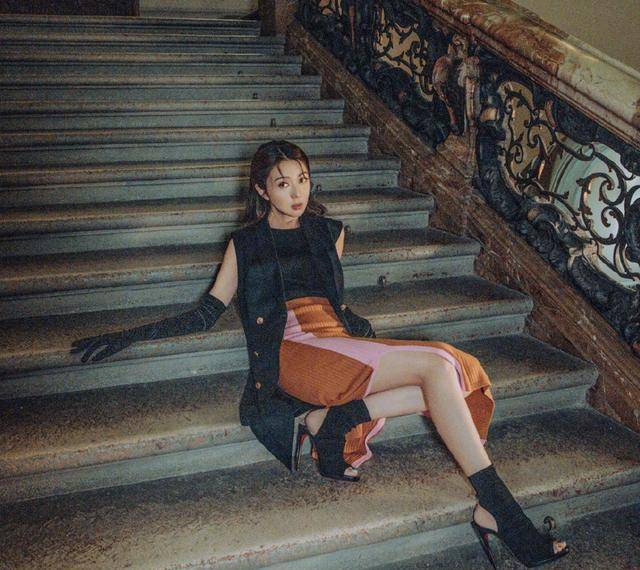 薛凯琪用针织裙,配了个大号坎肩,就穿出了复古优雅的美感_裙子_衣服