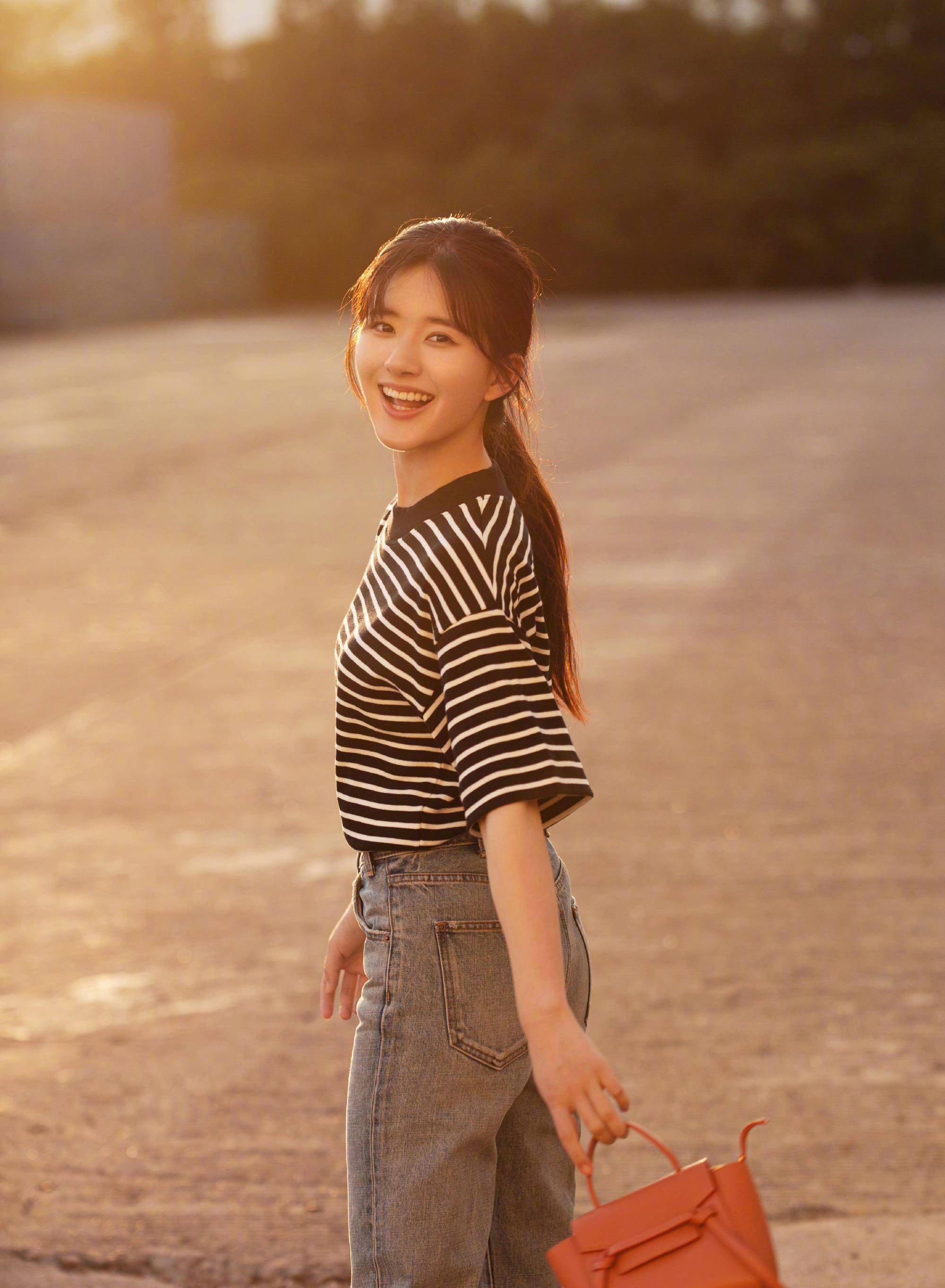 原创甜心女孩赵露思看到她的夏日穿搭才懂什么是恋爱的感觉