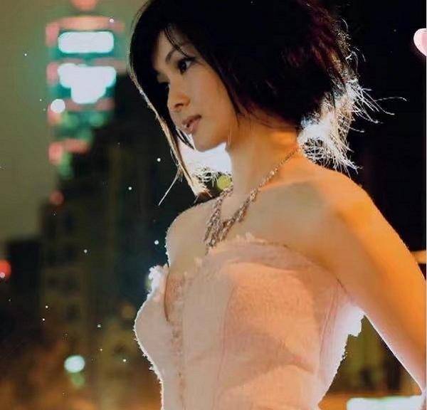 林丽吟单人婚纱照曝光,身材高挑气质佳!