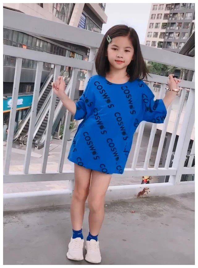 小女孩才7岁吧,就知道穿什么t恤搭什么袜子了,还不快学学_t恤_穿着