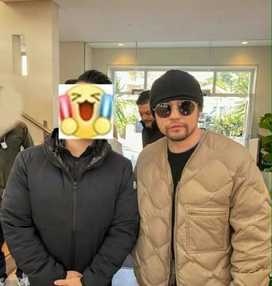 原创周杰伦被私生饭跟拍本尊发声斥责晒自拍照比耶心情好