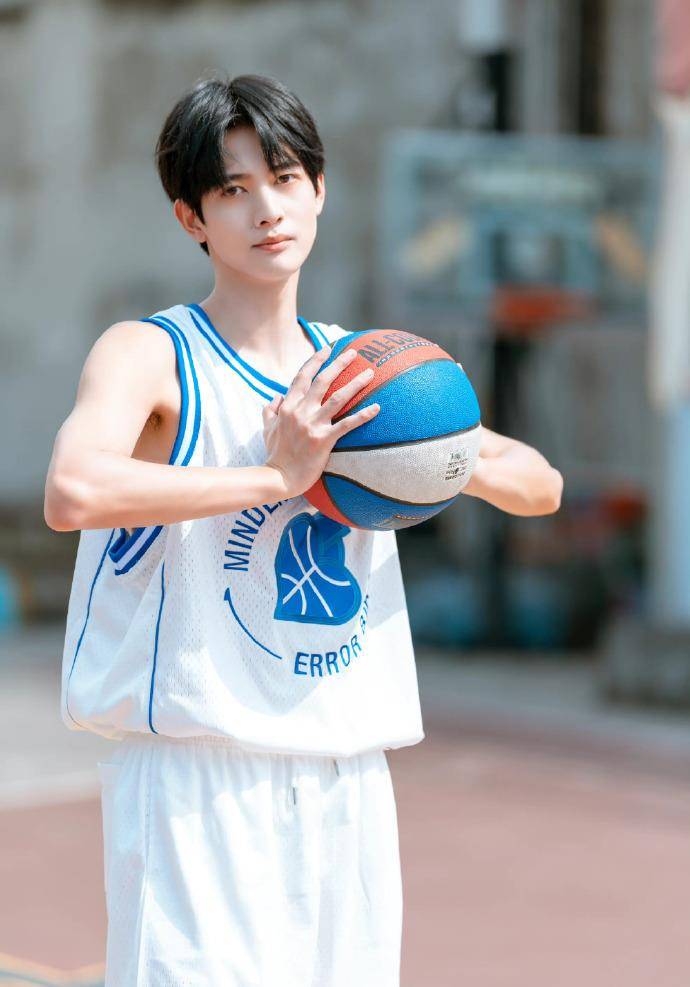 会打篮球的帅哥,总是不缺女朋友!2.秦岚秦岚43岁了,状态依然很好!3.