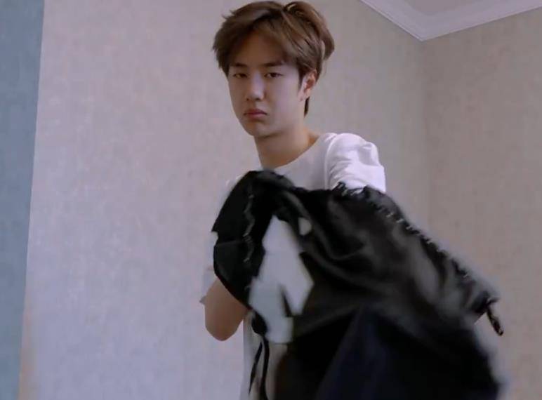 有种"起床气"叫王一博,素颜状态下被怼脸拍,奶凶奶凶的太可爱_高冷