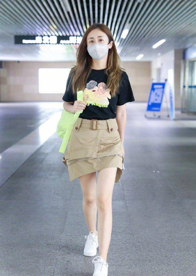 原创刘芸真会装美穿黑色印花t恤搭配半身裙走机场少女感扑面而来