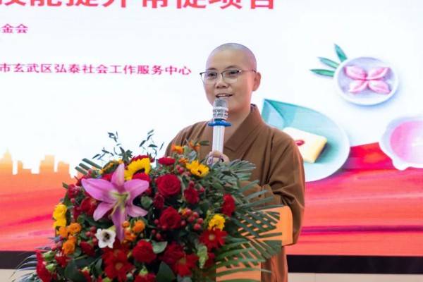 省佛 教协会常务副会长,南京市佛 教协会会长,南京鸡鸣寺住持莲华法师