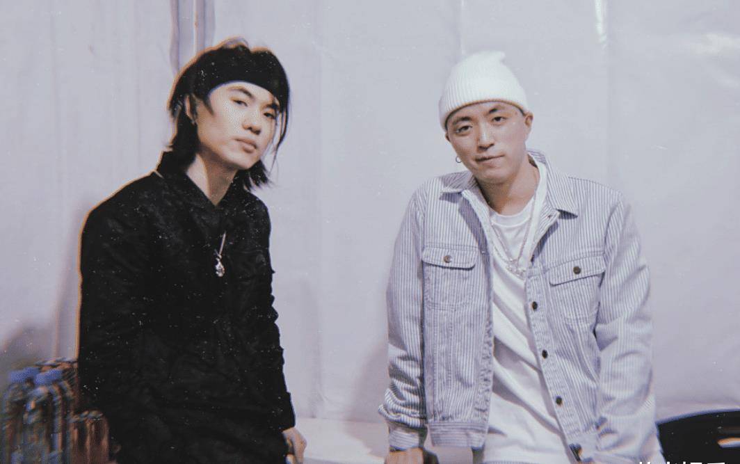 歌手jony j晒女儿萌照,小豆芽套游泳圈在水里,十分享受_父亲_照片