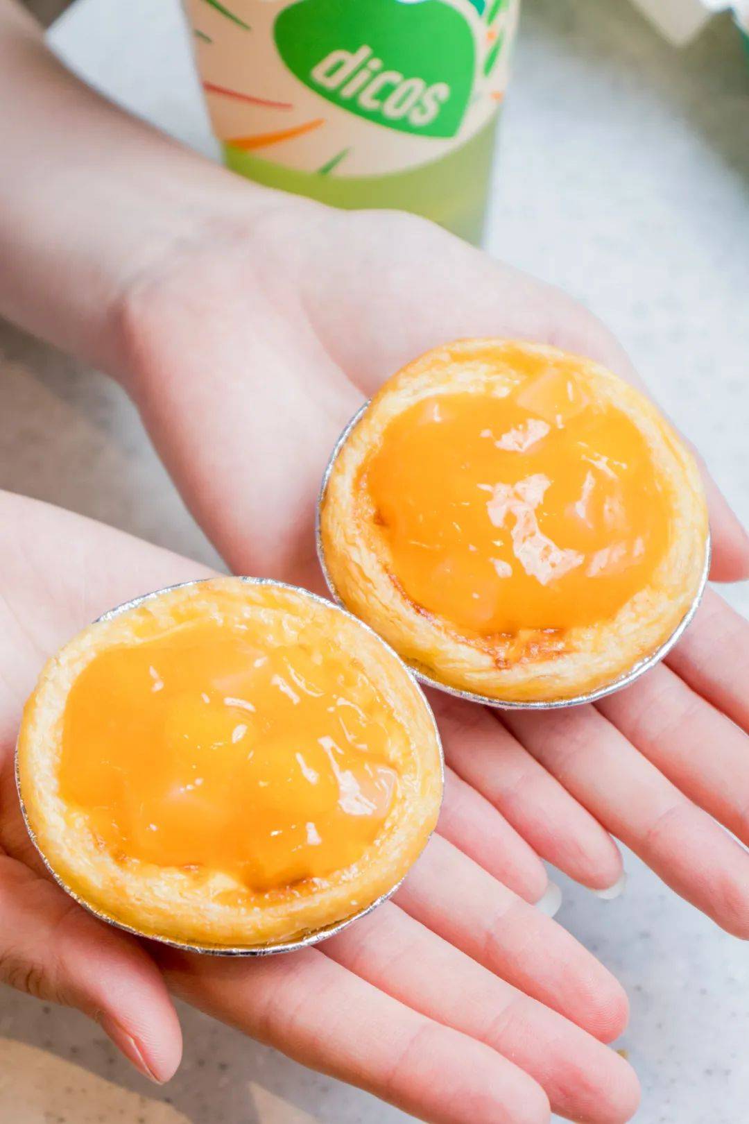 一口下去,蛋挞的外皮酥脆,蛋香浓醇,芒果果丁和椰果果酱酸甜爽口,令人