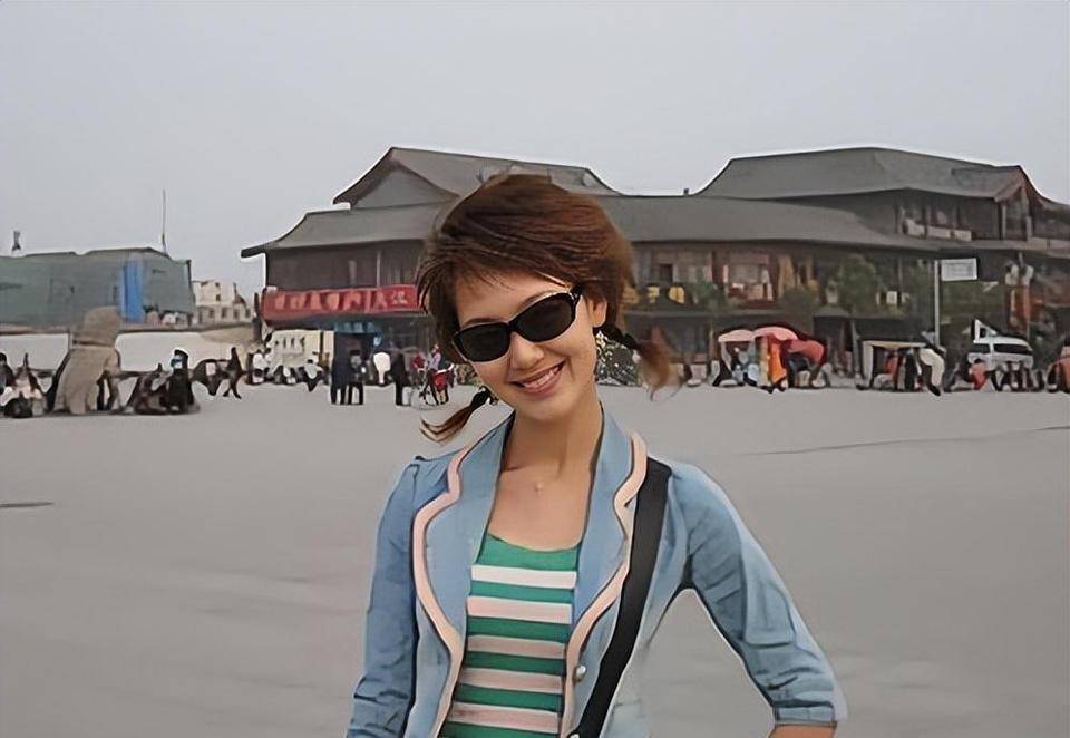 主持人王冠:两次从央视消失,与曹可凡传绯闻,38岁未婚也幸福_田明