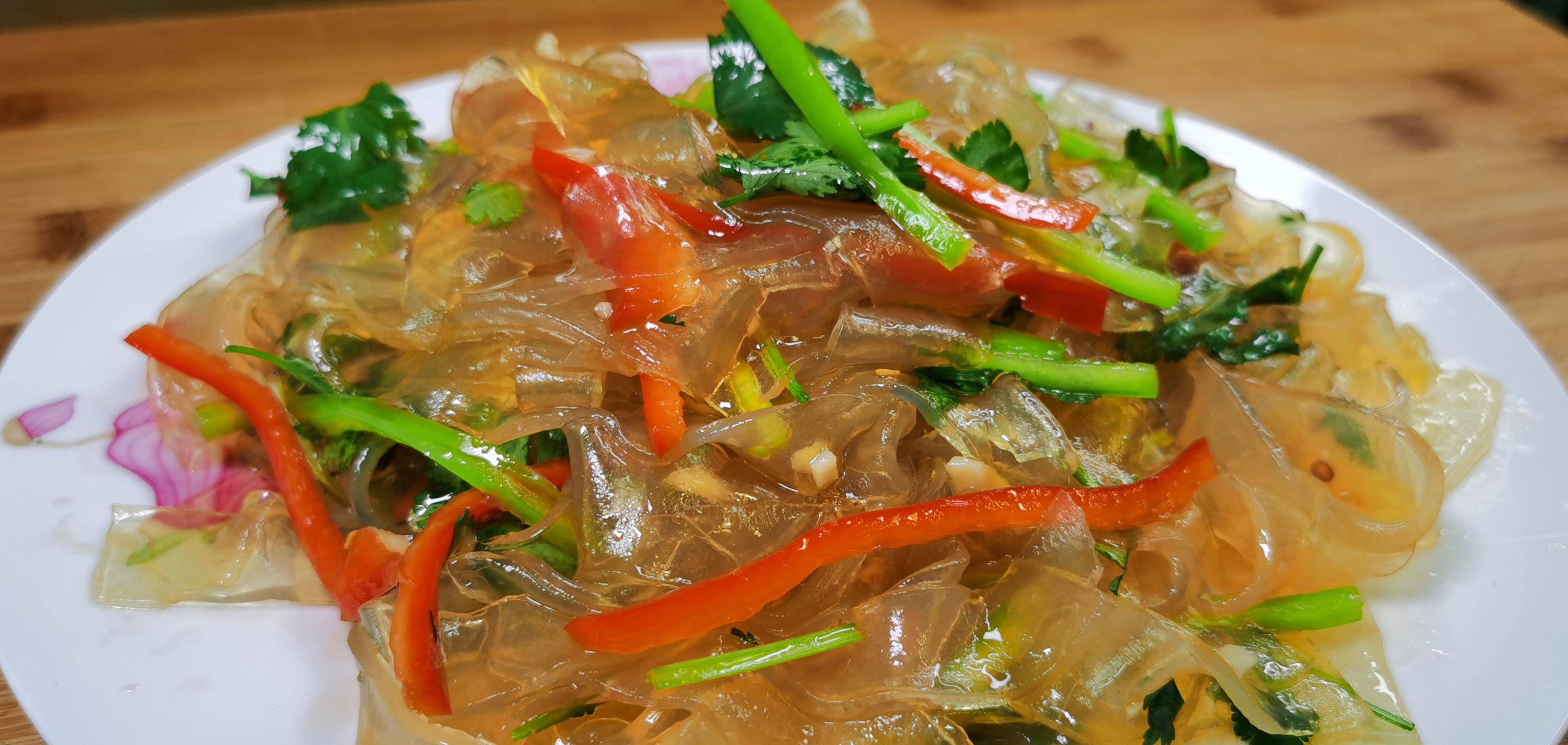 粉皮别只炒菜了,一煮一拌做成凉菜,清爽开胃,端上桌都抢着吃_红椒_蒜