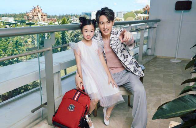 吴尊和女儿登杂志封面,neinei扎丸子头可爱值max,基因太强大_爸爸