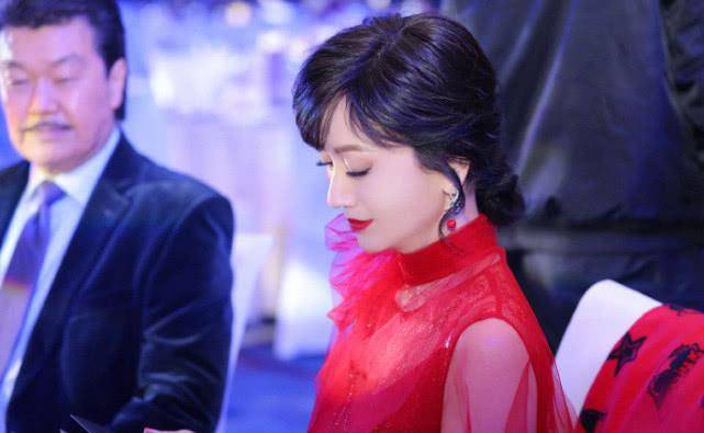 赵雅芝出席晚会,穿红色鱼尾裙搭红色薄纱,美得颇为出众!