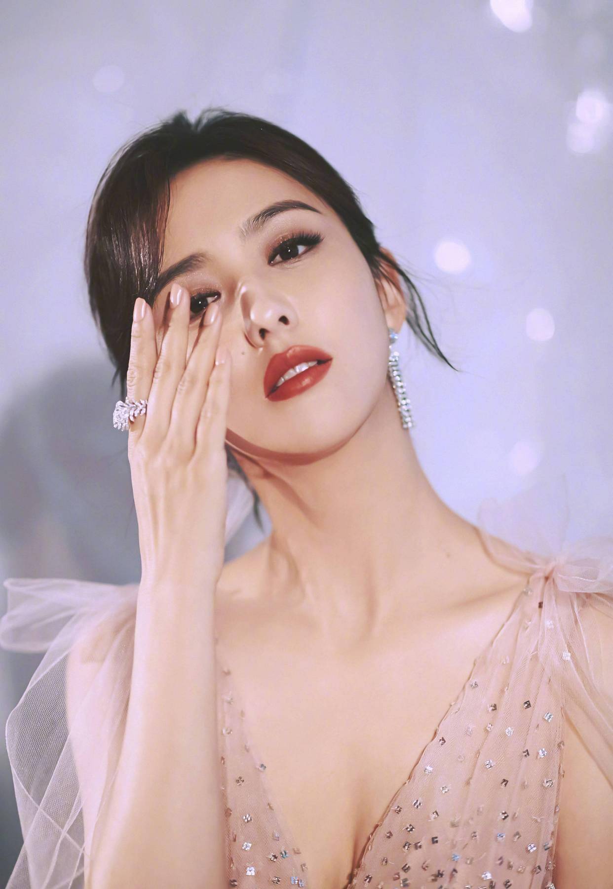 原创佟丽娅穿香槟色深v长裙蚂蚁腰瞩目既妩媚又清纯