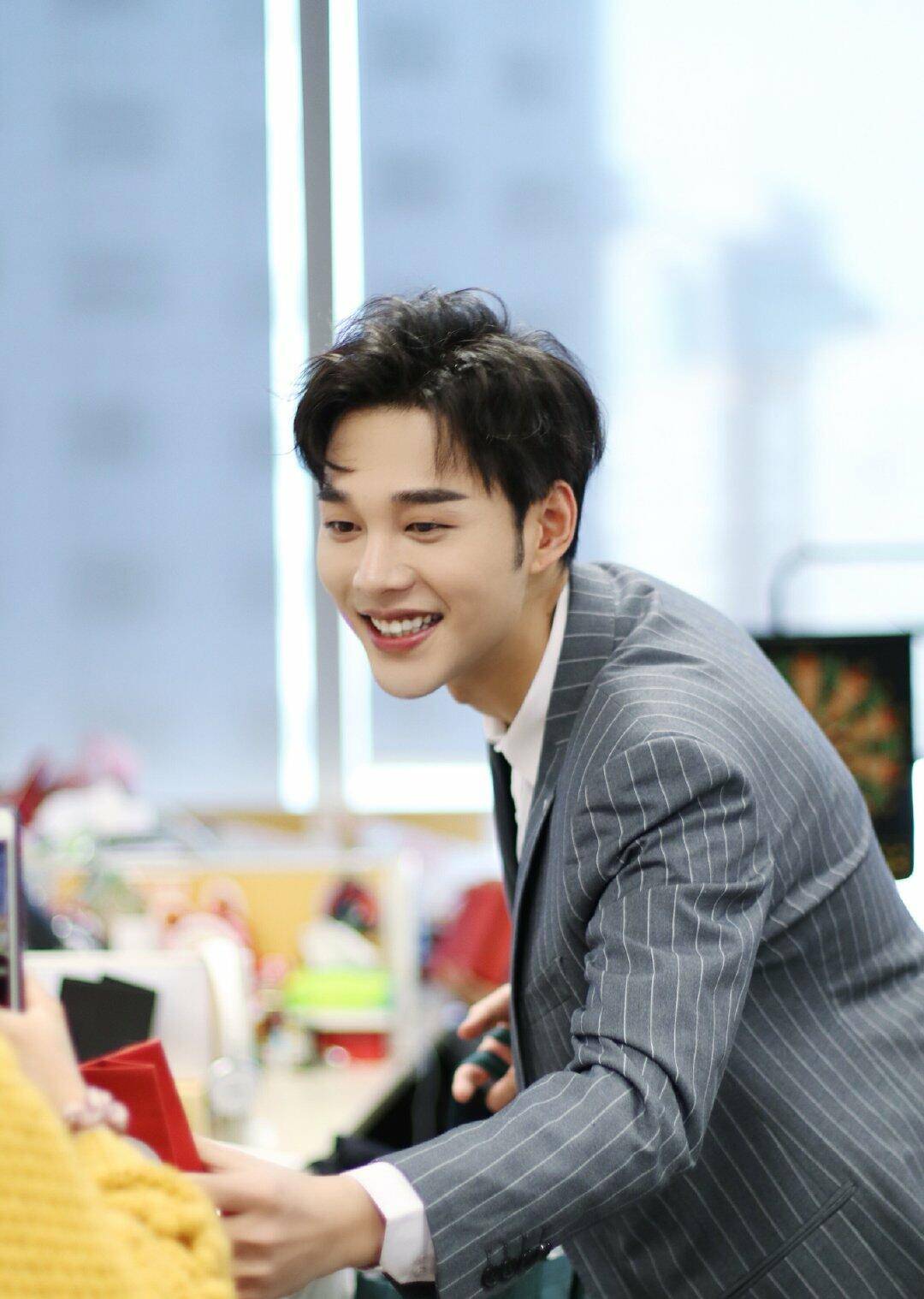 岛主袁昊笑起来太好看,目测要大火!_因为_指引方向_单眼皮