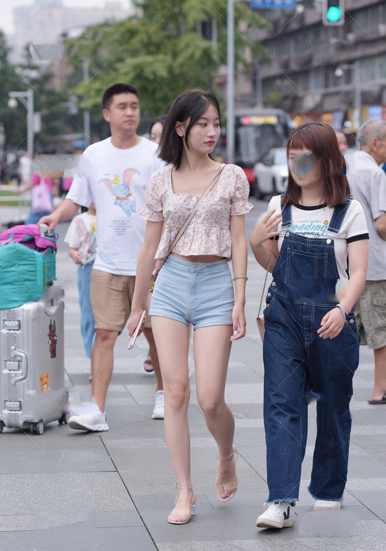 宽领肤色碎花公主袖花边排扣短衫搭配肤色挂肩包,少女的青春穿搭_服饰