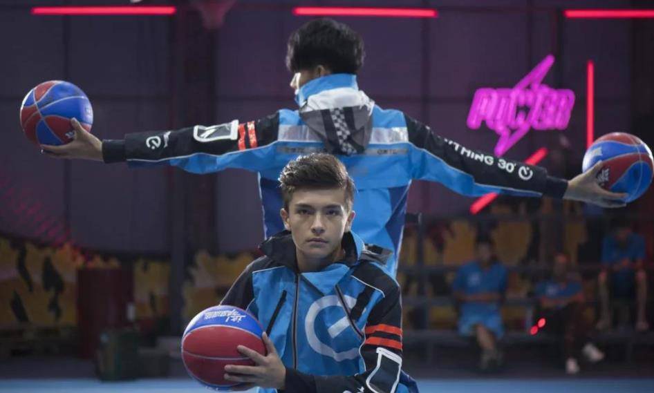 巴特尔儿子颜值不输陈伟霆,身高早已超两米,站在巨人的肩膀上_巴恩泽