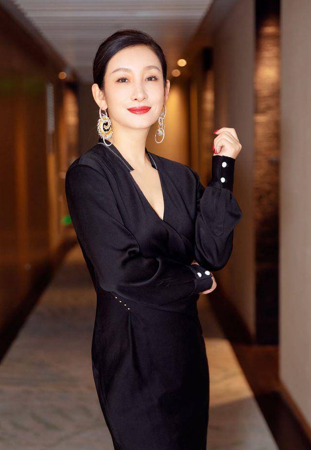 "最丑影后"秦海璐,直面敢怼黄晓明,有实力从来不用委曲求全_大厨_周迅