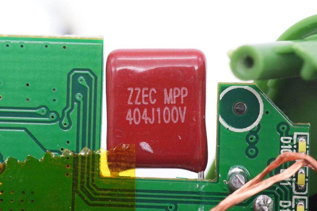 原创             英集芯两款高集成SOC芯片助力量产，芯果磁吸无线充电宝游戏机拆解