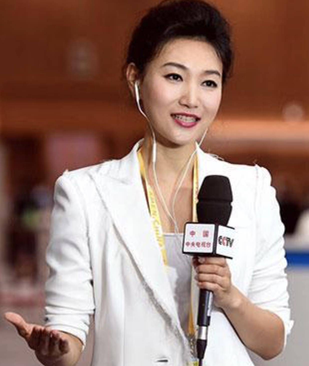 的12位央视女主持,最大57岁,最小33岁,个个才貌兼备_电视_柴璐_秦方