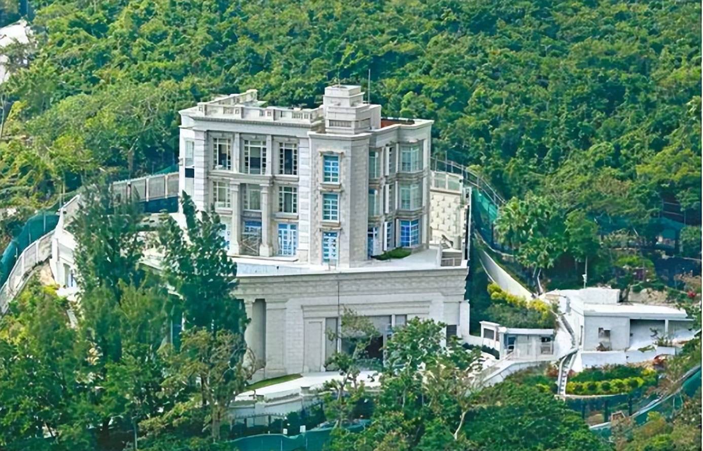 这些还不足以保护到整个家族,为此他在浅水湾买了一个套隐秘的别墅