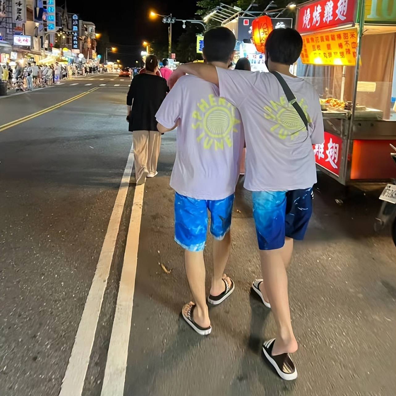 原创林志颖陪大儿子逛街12岁kimi身高超爸爸父子搭肩散步像兄弟