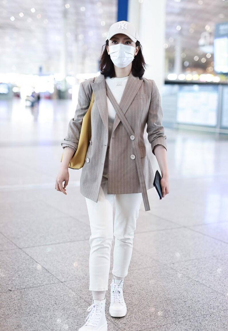 陈数的穿搭总是会更加简约一些,除了条纹的连体裤,条纹的西服外套也是