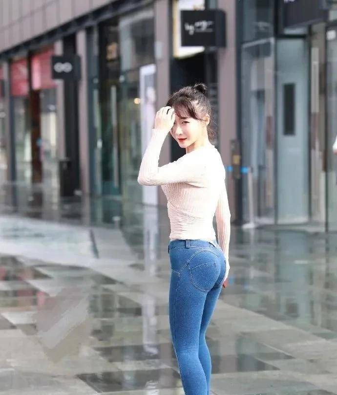 原创街拍白色上衣配皮裤美女穿一双红色细高跟尽显优雅的气质