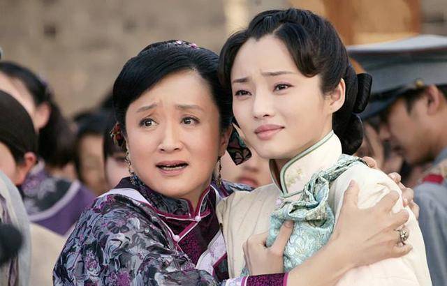 1993年,凭借电视剧《洋行里的中国小姐》获得第十三届中国电视金鹰奖