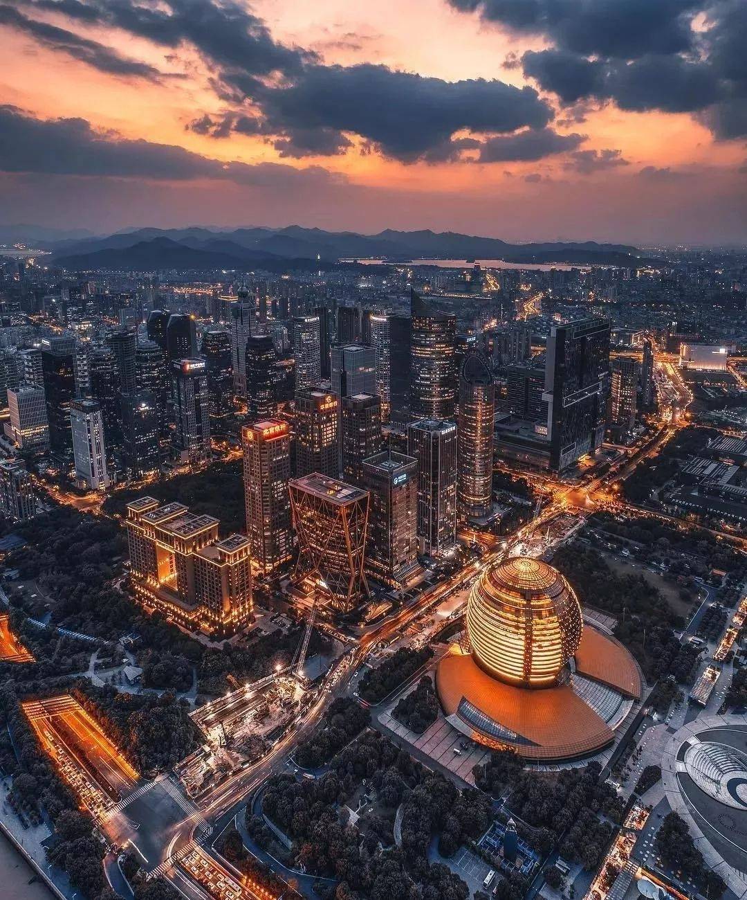 杭州国际会议中心和杭州大剧院"日月同辉"网友看完后忍不住发出赞叹,"