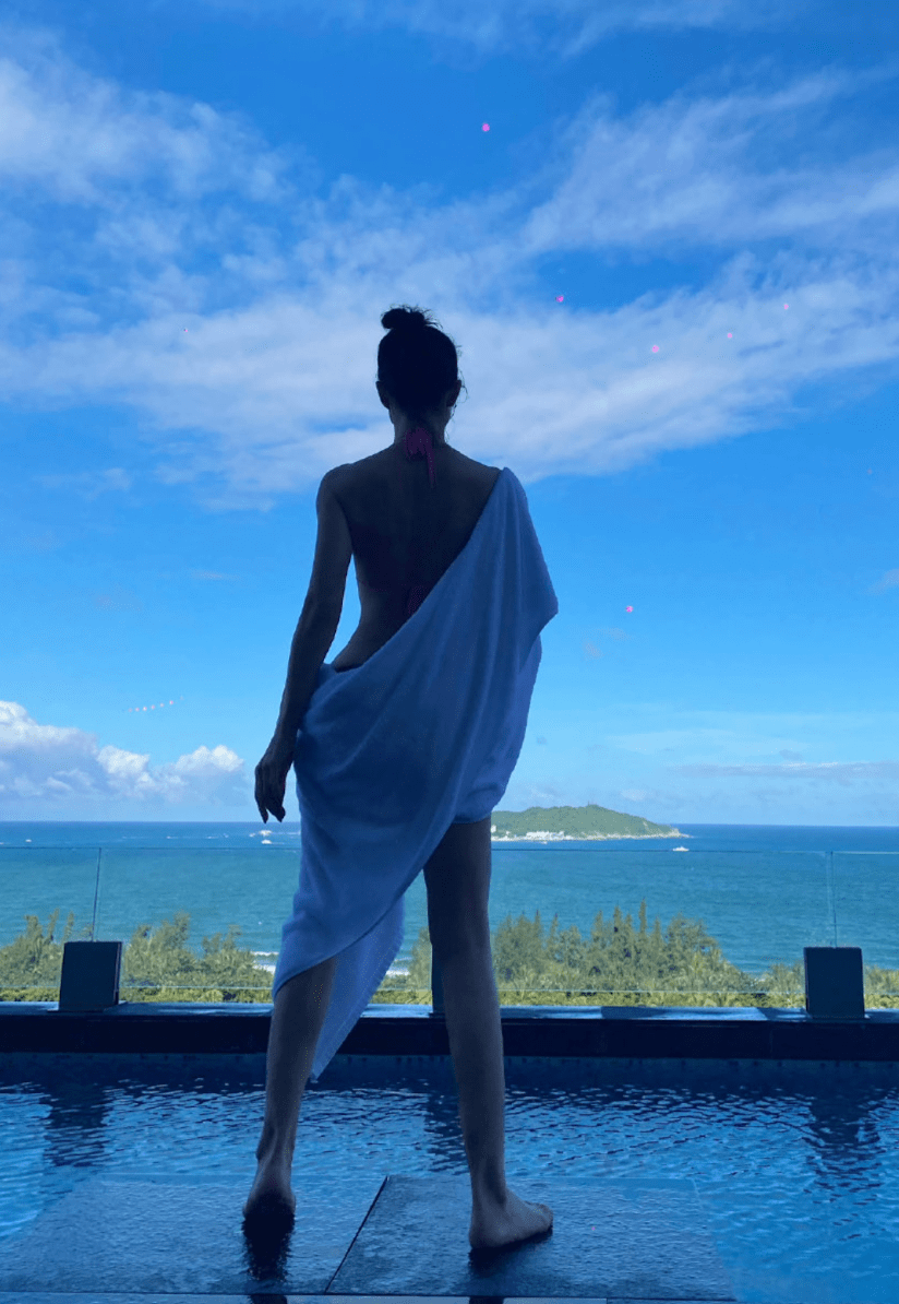 47岁李玟罕晒性感泳装照穿比基尼秀细腰美背素颜出镜状态好