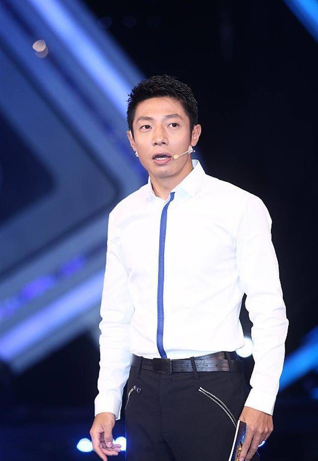 撒贝宁旧照流出,看着就是时代的弄潮儿,穿衣风格放现在也不过时_岁月