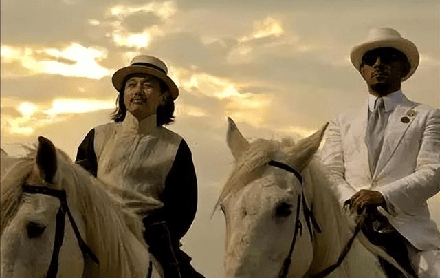 从4个方面去分析,黑色幽默电影中,关于异化的非理性