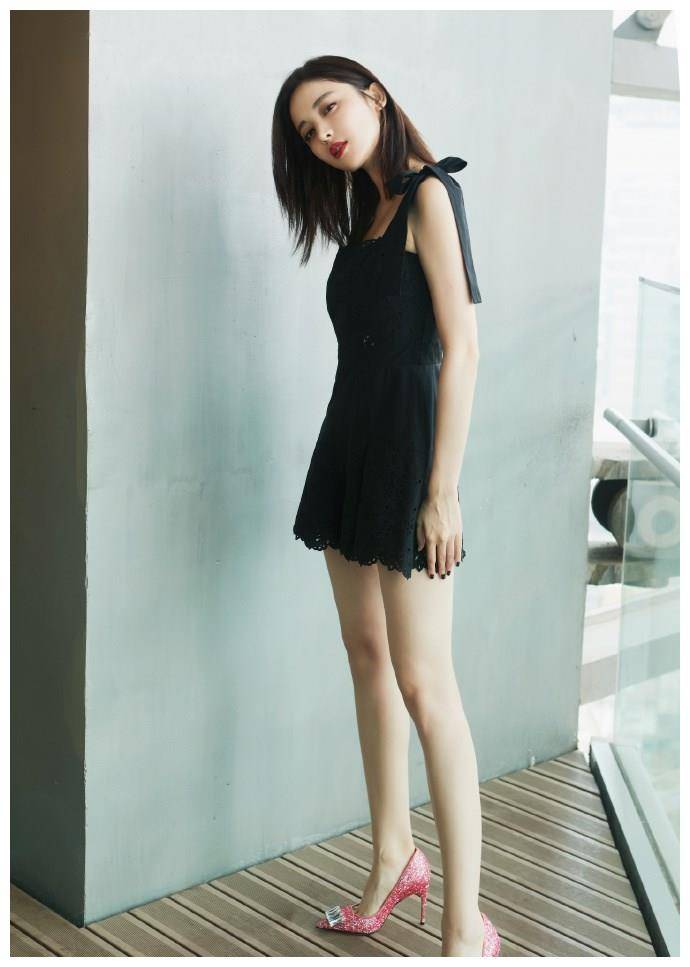 古力娜扎一袭优雅小黑裙搭配粉色亮片水晶高跟鞋,美得梦幻多姿