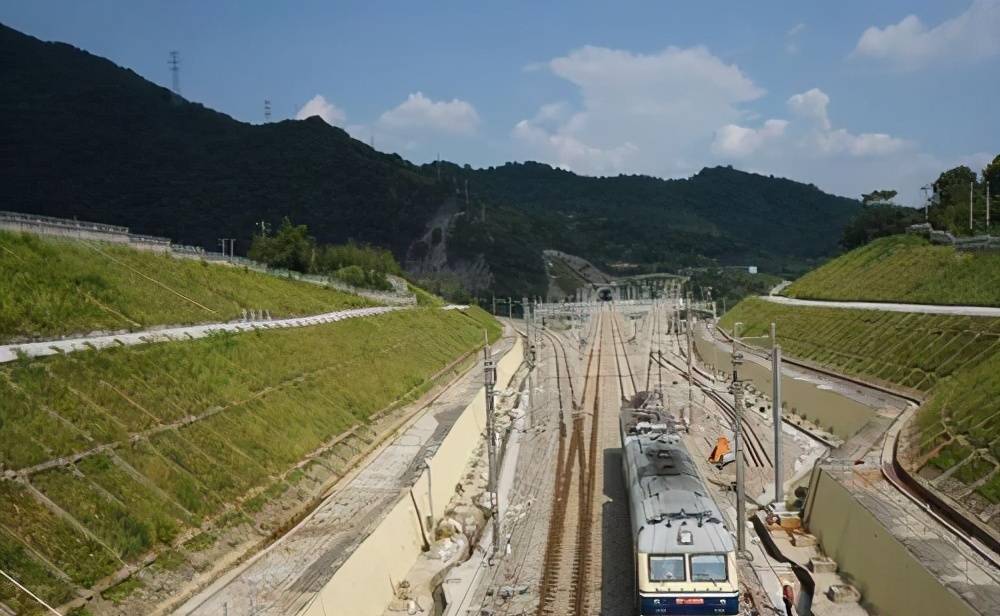 福州站附近的新苔井山隧道,全长2295米,其穿过现有温福铁路苔井山隧道