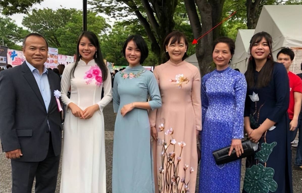 安倍昭惠更新自己的社交平台女方与友人孩子的合影寓意深刻