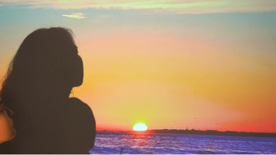 投影仪除了看剧还能这样玩 哈趣k1带你 环游世界 粉紫色