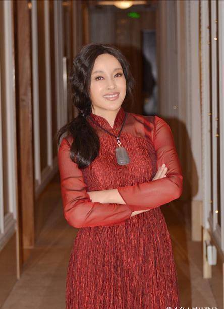 "冻龄女神"也老了,64岁刘晓庆老态尽显,穿时髦衣服也挽回不了_时尚