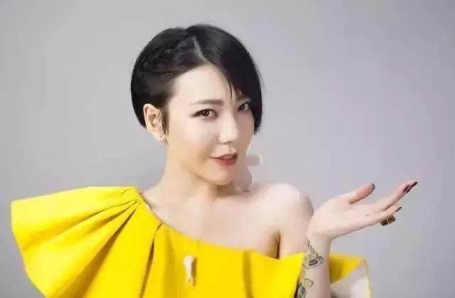 而且吴莫愁执着刘海并不是她额头不好看,把刘海撸上去的证件照当初
