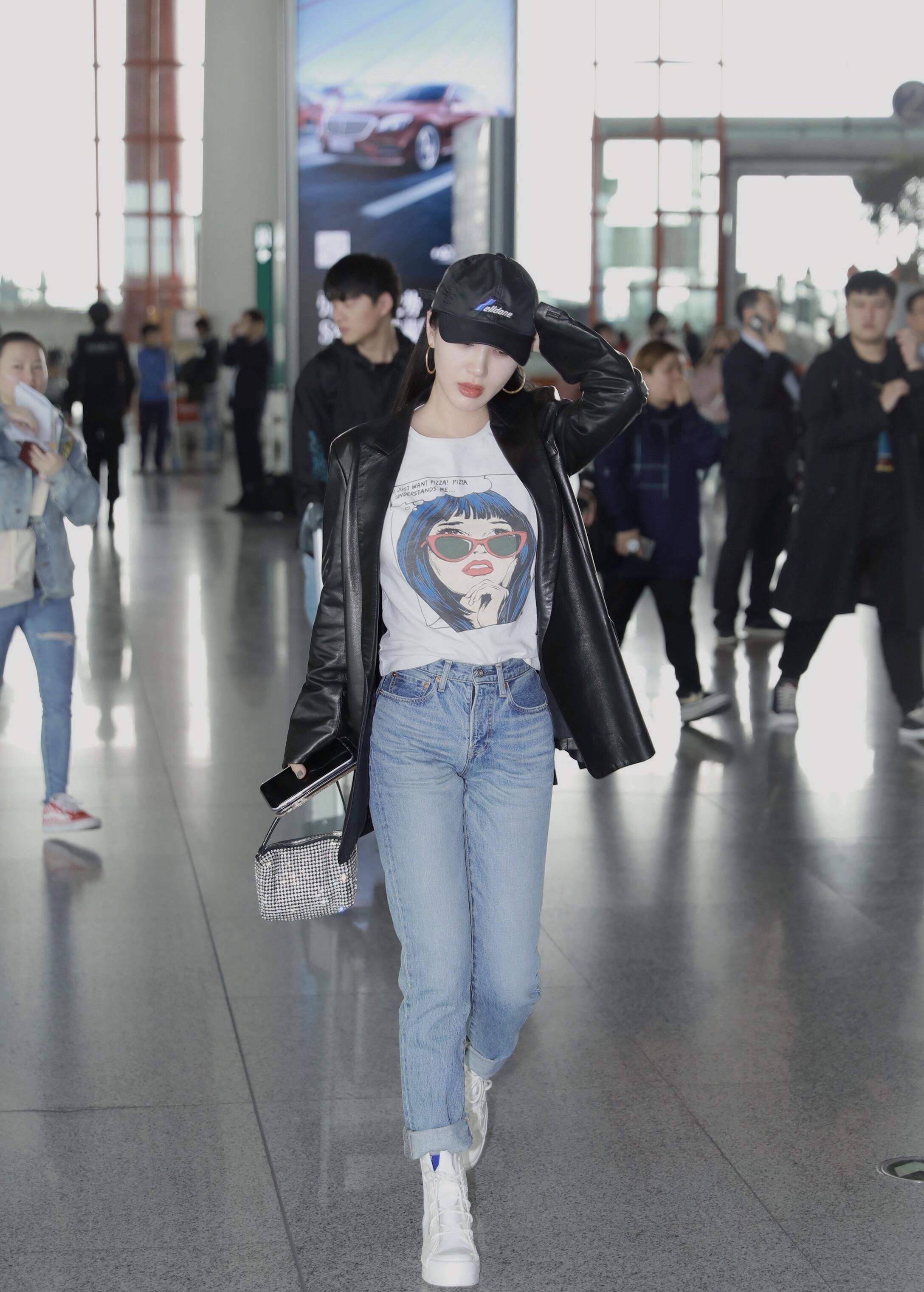 原创李菲儿私服出街皮衣搭白鞋这次的柯基臀姐姐帅的好迷人